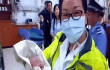 Đau lòng người mẹ vừa sinh con ra đã vứt con vào bồn cầu, tự cắt rốn Đau lòng người mẹ vừa sinh con ra đã vứt con vào bồn cầu, tự cắt rốn